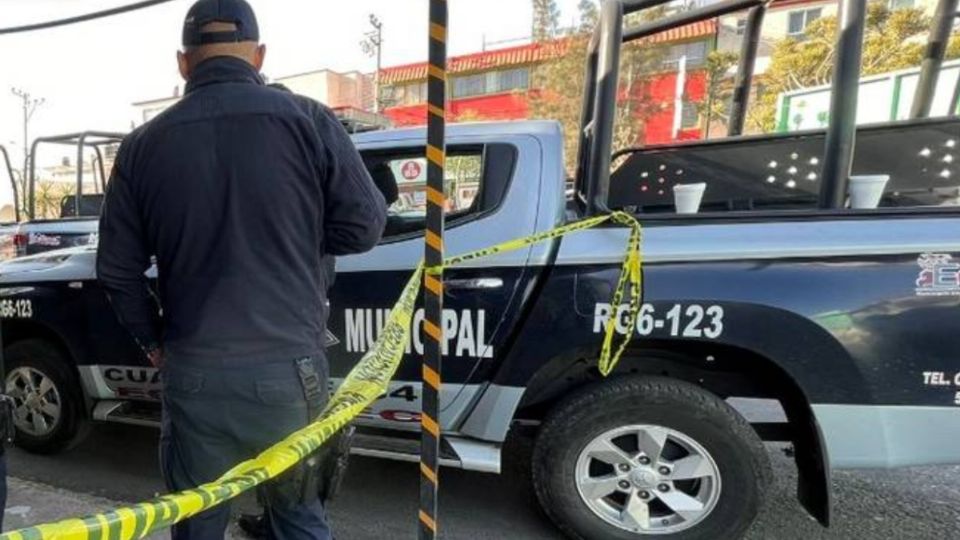 La víctima fue encontrada en la calle cerca del paso de los autos. FOTO: @rbarriosfuentes