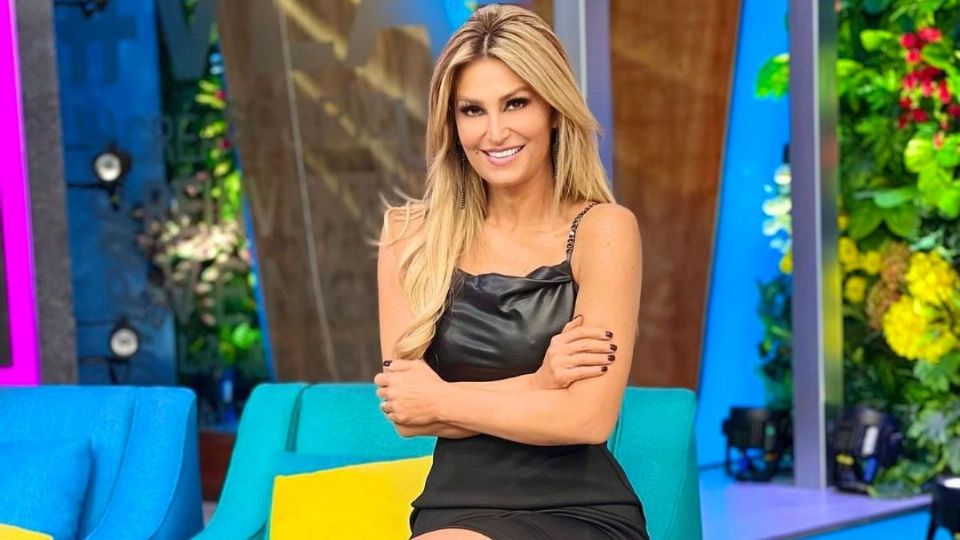 La bella conductora de 'Venga la Alegría' se unió a dos de las tendencias de primavera: los looks total black y las aberturas