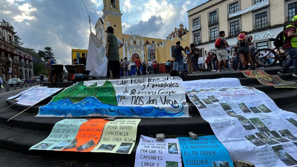 Se plantaron sobre Plaza Sebastián Lerdo de Tejada, donde colocaron un tendedero con diversos mensajes