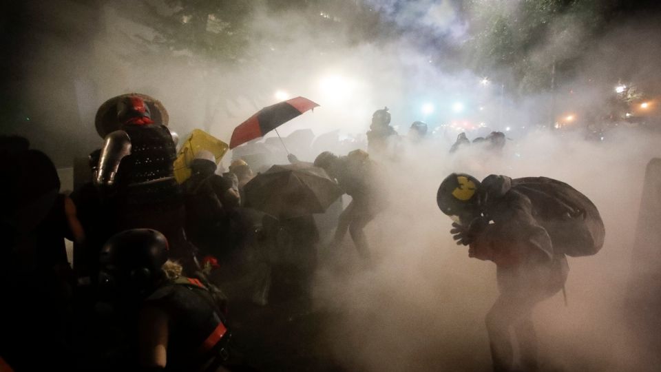 Oficiales lanzaron gases lacrimógenos a manifestantes.