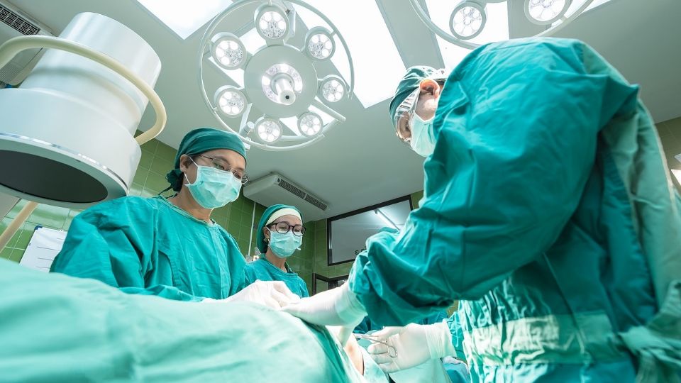 Los médicos tuvieron que amputarle las piernas para que pudiera sobrevivir.