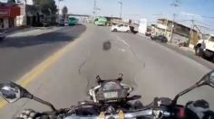 VIDEO: un motociclista capta el momento en que choca con un auto que cruzó cuando no debía