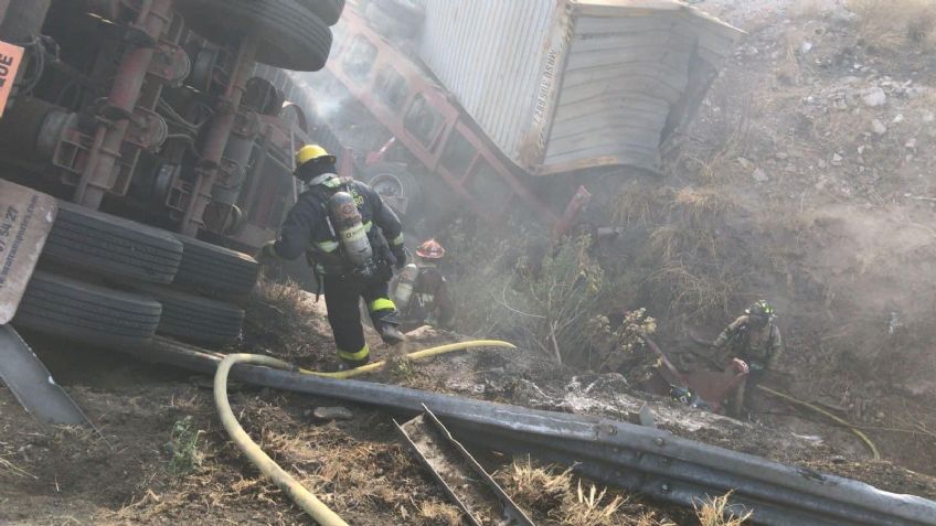 Tragedia en carretera: tráiler sufre aparatosa volcadura y chofer muere calcinado en la Querétaro-San Luis Potosí