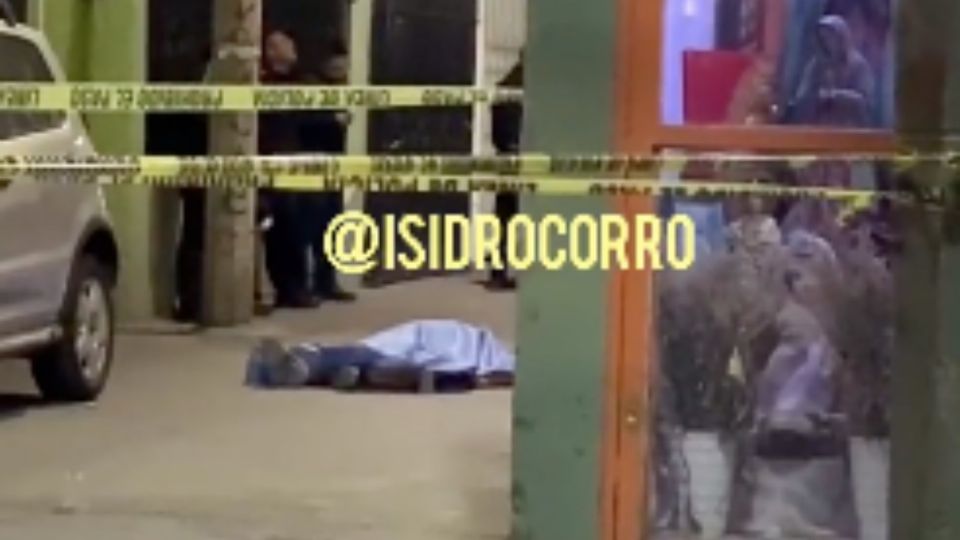 El hombre fue identificado con seis impactos de bala. FOTO TW: @isidrocorro