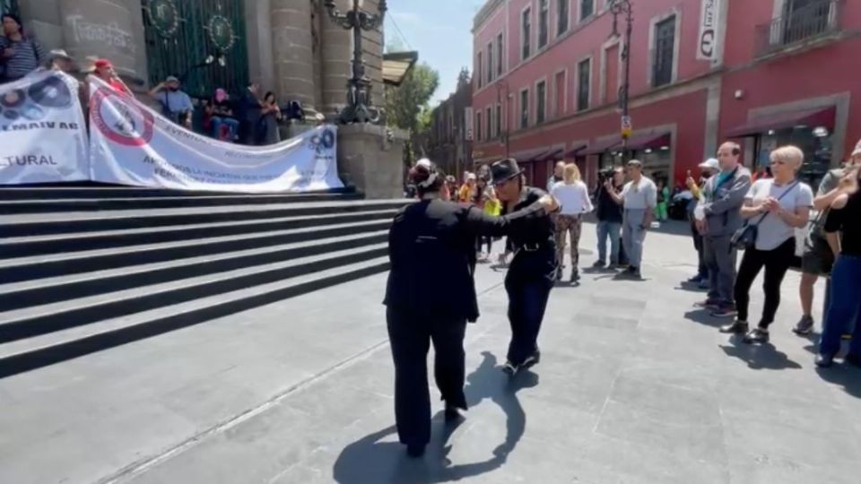 Con música y bailarines amenizan la protesta