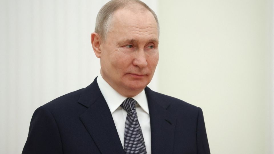 Diversos analistas han destacado que los lóbulos de las orejas de Putin son distintos en varias de sus apariciones, igual que un pequeño lunar en su cara