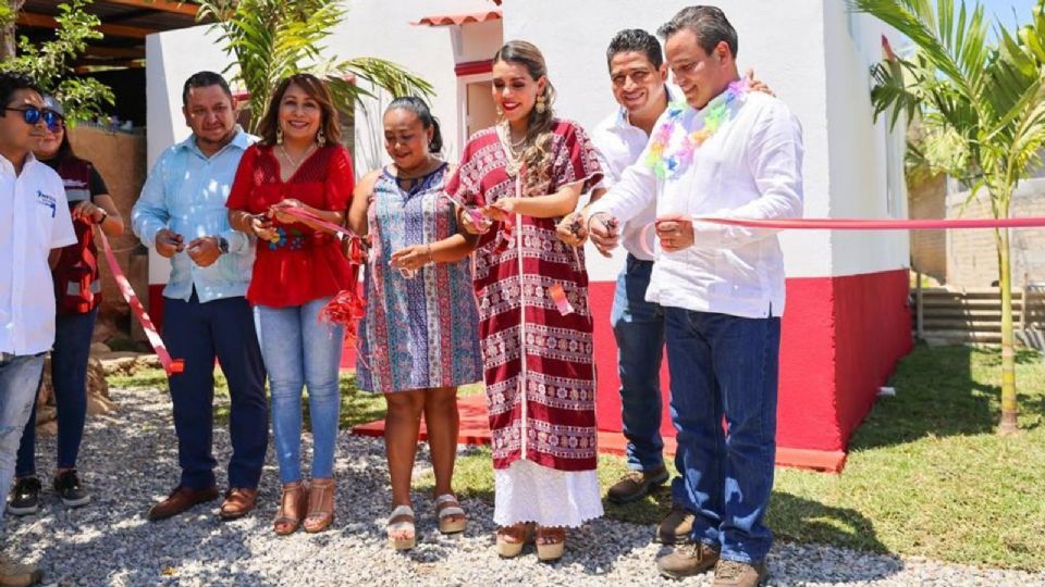 Evelyn Salgado entregó entregó 121 apoyos del Programa Mejoramiento de Vivienda en Guerrero