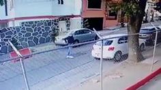 VIDEO: maestra de kínder sufre terrible asalto afuera de su escuela y le roban el auto