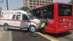 Ambulancia se estrella contra el Metrobús, hay un herido y caos vial en la colonia Tabacalera