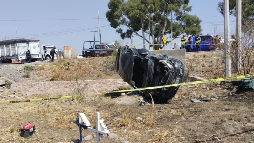 Querétaro: intentó ganarle el paso al tren, terminó muerto y su auto destrozado