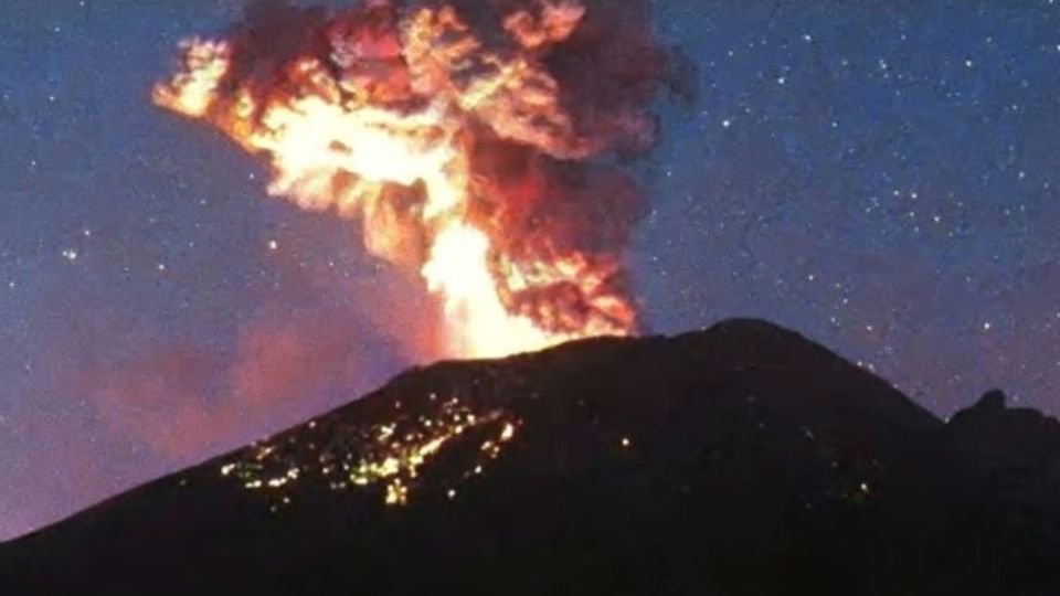 El volcán hizo erupción este 23 de marzo pero no se reportaron daños mayores. FOTO TW: @RupiReportero_