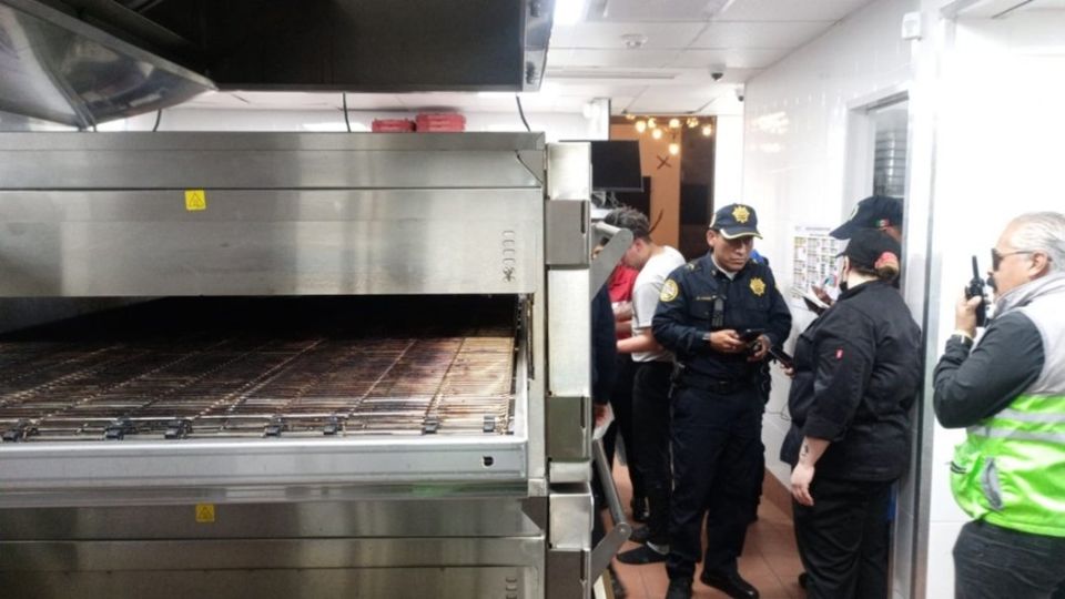 Protección Civil está en la pizzería verificando lo ocurrido.