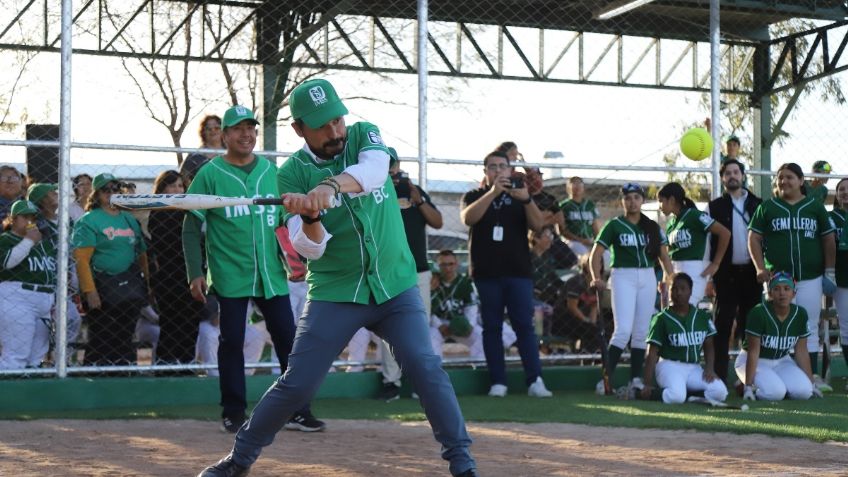 Zoé Robledo lanza primera bola en inauguración de campo de béisbol de Unidad Deportiva Mexicali del IMSS