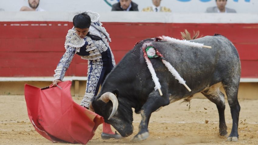 Triunfan matadores “El Mojito” y Sebastián Ibelles en primera corrida de la Feria del Caballo en Texcoco