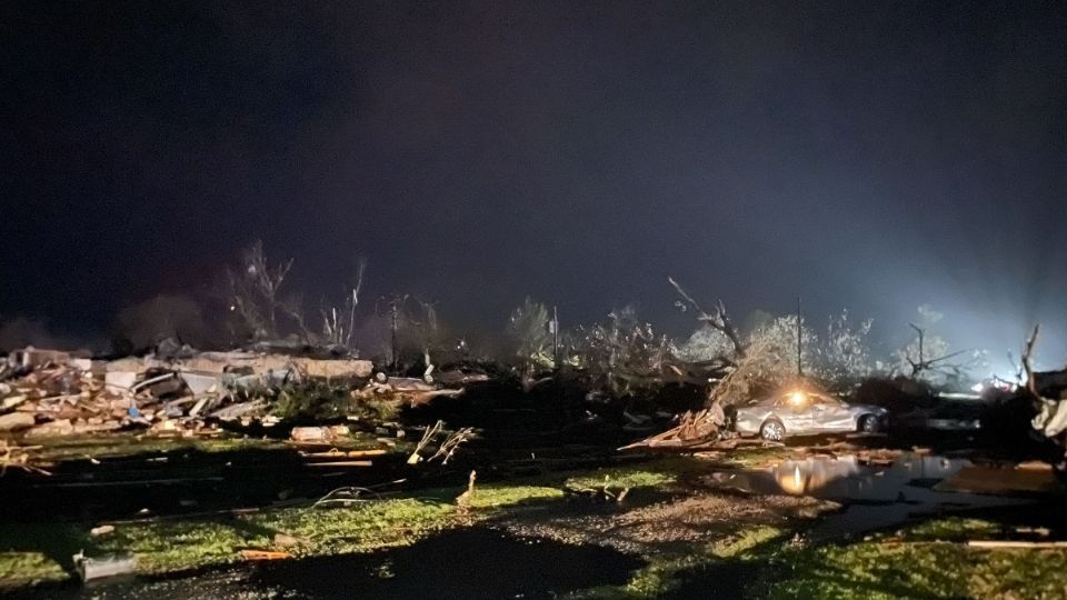 Por lo menos siete personas murieron tras el paso del tornado.