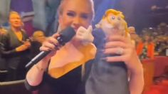 El conmovedor momento en que Adele recibe peluche del Dr. Simi durante su concierto en Las Vegas