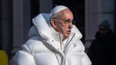 Papa Francisco se vuelve viral por usar una chamarra puffer blanca ¿era real?