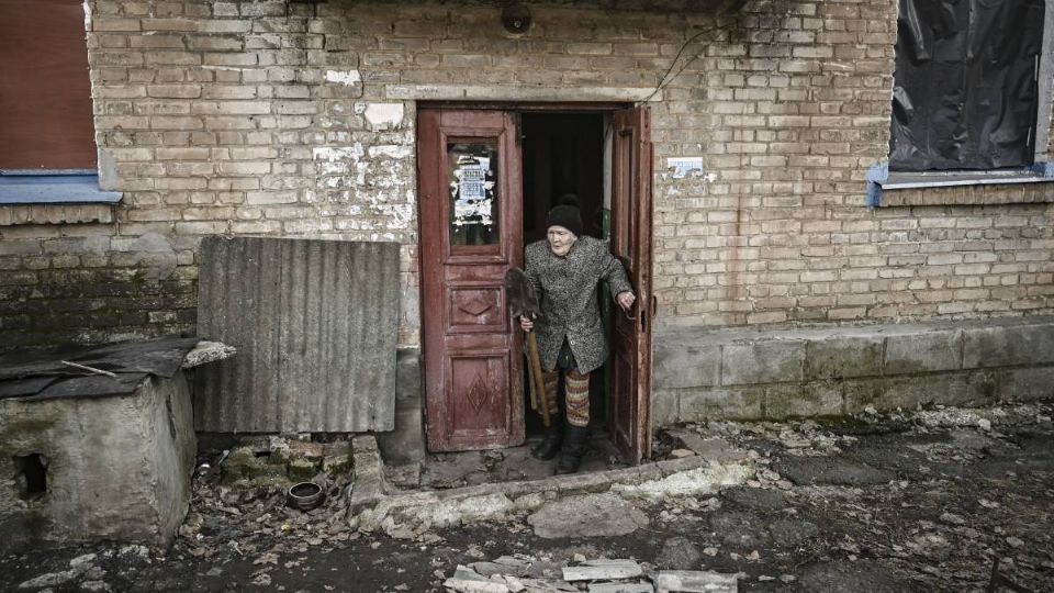 Una abuela ucraniana mira la devastación de la guerra en su hogar.