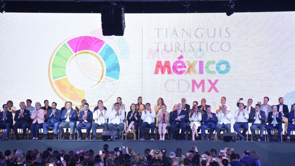 El secretario de Turismo estuvo acompañado por la jefa de Gobierno de la CDMX, gobernadores y empresarios.