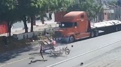 VIDEO | ¡Brutal accidente! Dos motociclistas se impactan en plena autopista