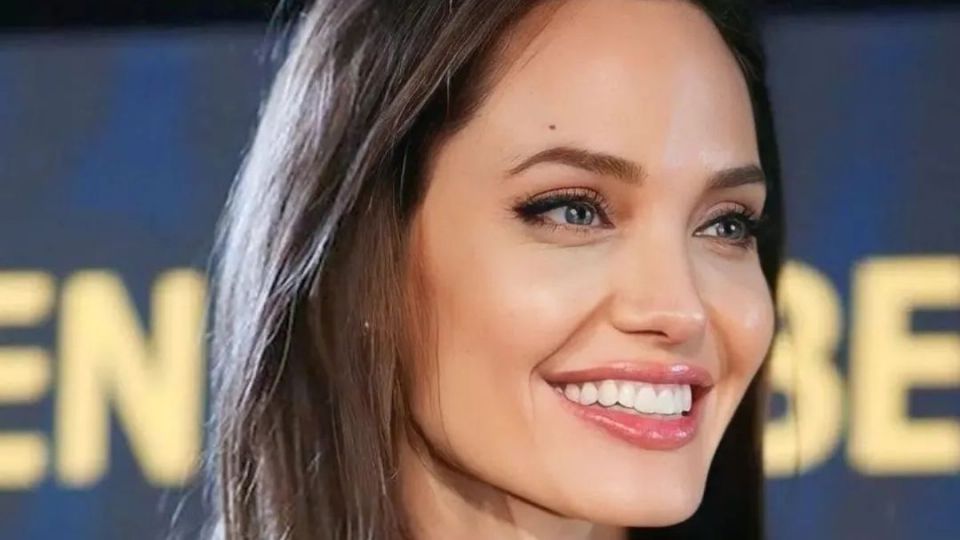 Angelina Jolie sonriendo. Fuente Instagram @angelinajolie_offiicial