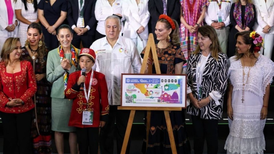 Claudia Sheinbaum y Miguel Torruco en la presentación del billete conmemorativo de la Lotería Nacional