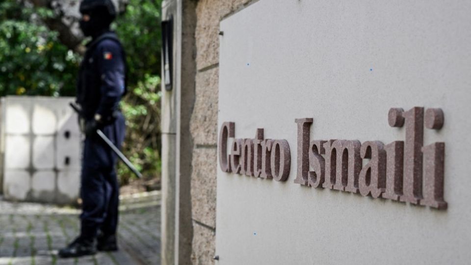 Un policía portugués monta guardia en el centro islámico Ismaili de Lisboa, después de que dos personas murieran tras un ataque con arma blanca que hirió a varias personas, el 28 de marzo de 2023.