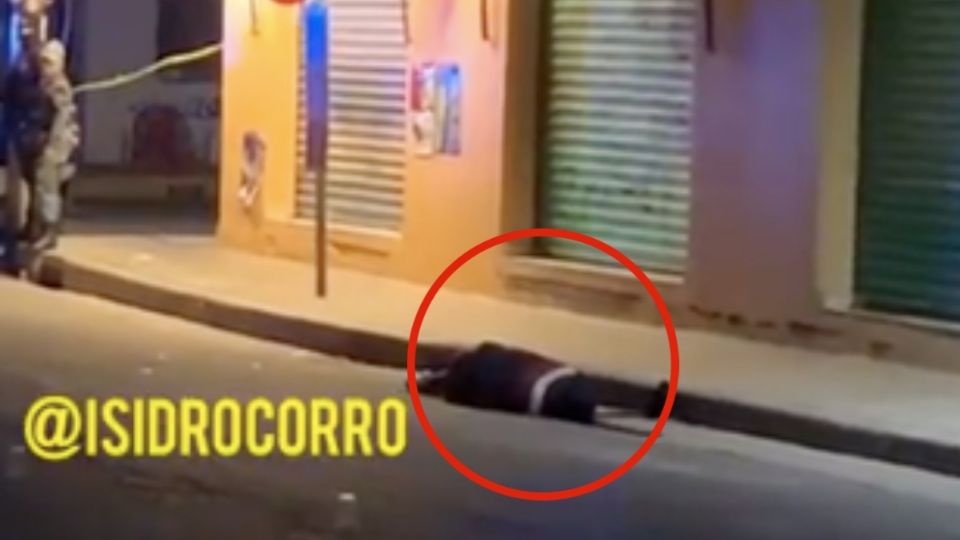 El sujeto fue encontrado sin vida afuera de la tienda de abarrotes. FOTO TW: Isidrocorro