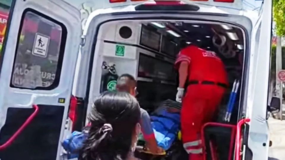 La mujer fue trasladada en ambulancia.