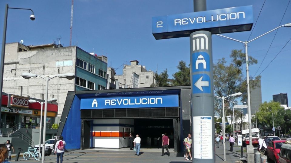 Este exfamoso trabaja afuera de un metro para sobrevivir.