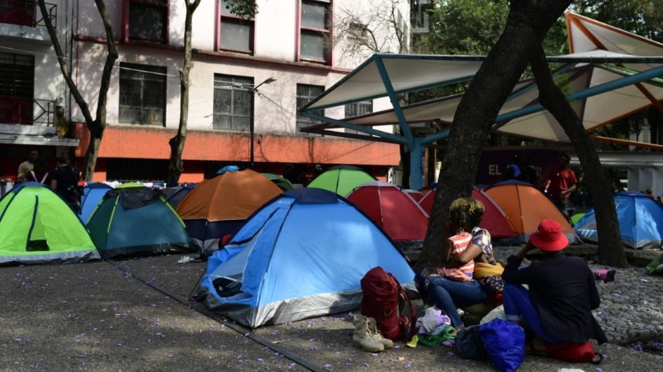 Migrantes acampan afuera de la embajada de EU, en espera de su condición de asilo.