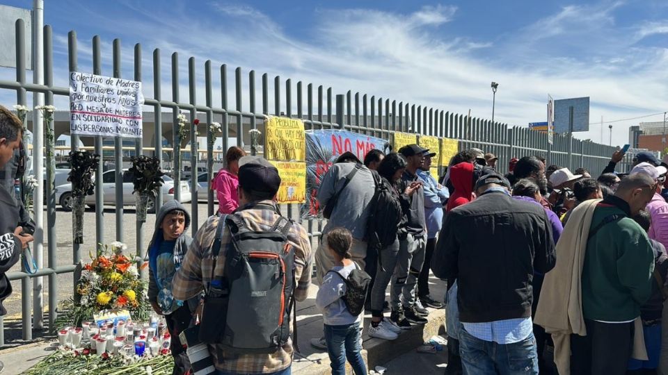 Migrantes colocaron veladoras y flores afuera de la estación migratoria.