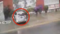 VIDEO: sin importar la lluvia, roban en segundos una camioneta afuera de una prepa