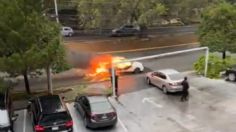 VIDEO | De película: un auto avanza en llamas hasta chocar contra un señalamiento en Nuevo León