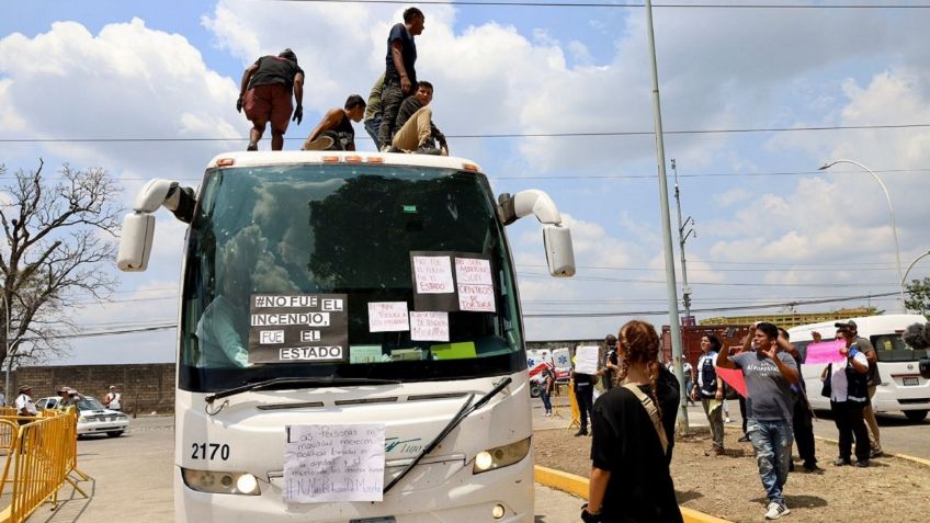 Migrantes escapan del INM Chiapas durante la protesta por la muerte de 38 indocumentados en Ciudad Juárez