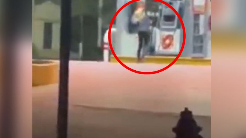 VIDEO | ¿Perdió la razón? Mujer es captada golpeando despachadora de gasolina