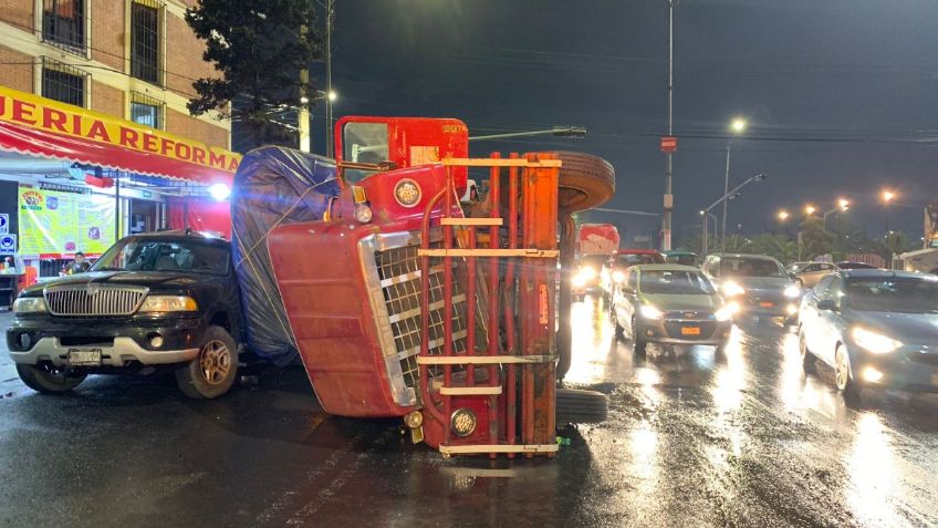 Vuelca camión tipo torton cargado con triplay en Iztapalapa