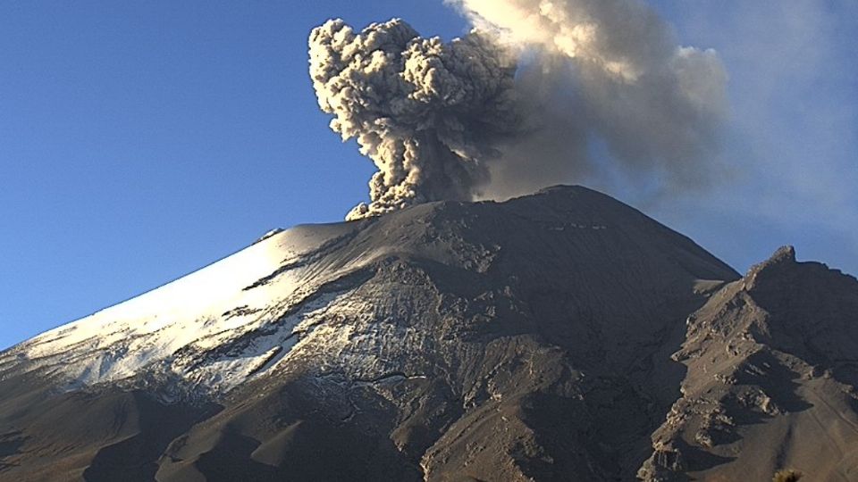 El volcán se mostró activo durante este miércoles por la mañana. FOTO: SkyAlert