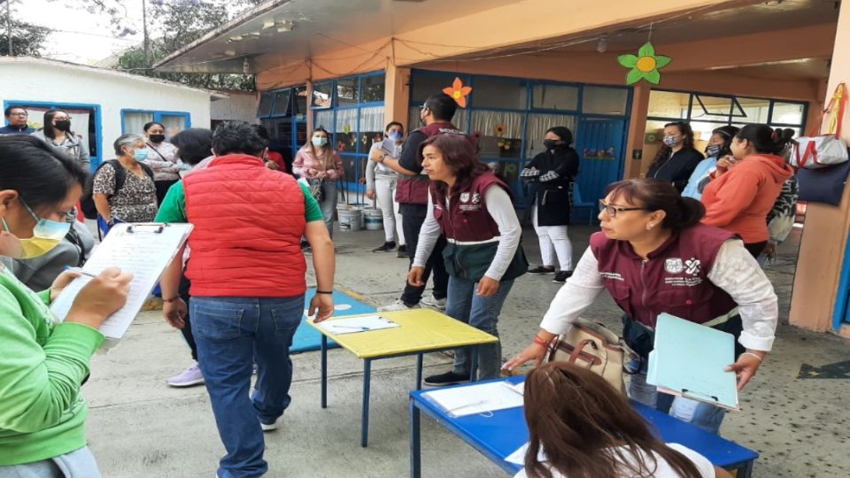 Padres de familia se registran a las asambleas de 'Mejor Escuela'