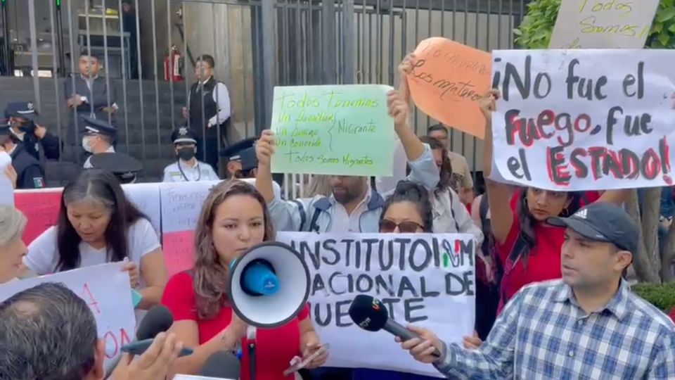 Fuerte movilización frente a las oficinas de Segob