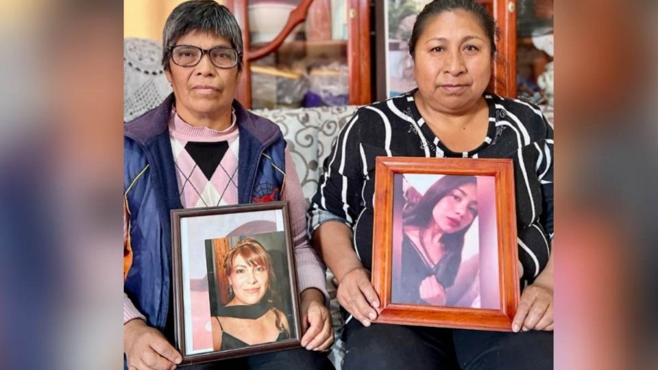 Las madres de las jóvenes comparten el mismo dolor.