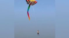 VIDEO | Hombre echó a volar su papalote y fuerte viento también lo elevó 30 metros por el cielo