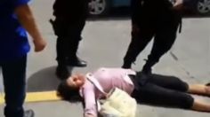 VIDEO | "Deja de hacerte la tonta": mujer se desmaya para que la policía no la detenga