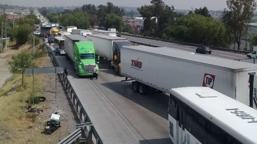 Bloqueo en la México-Querétaro: vecinos de Teoloyucan exigen sofocar un incendio en un basurero ilegal