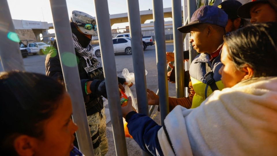 Migrantes buscaban respuesta ante tragedia de Ciudad Juárez, la noche del lunes.