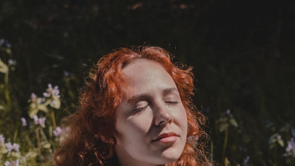 Mujer descansando. Fuente Unsplash