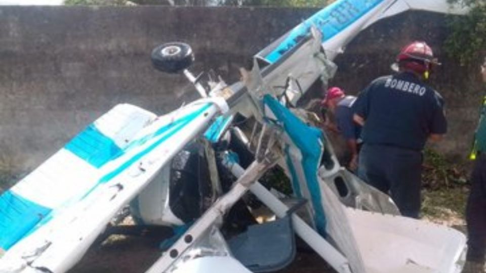 La avioneta se desplomó en la colonia Sambulá al poniente de Mérida. FOTO TW: sspcyuc