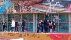 VIDEO | Encapuchados causan destrozos en CU de la UNAM: vandalizan mural de David Alfaro Siqueiros