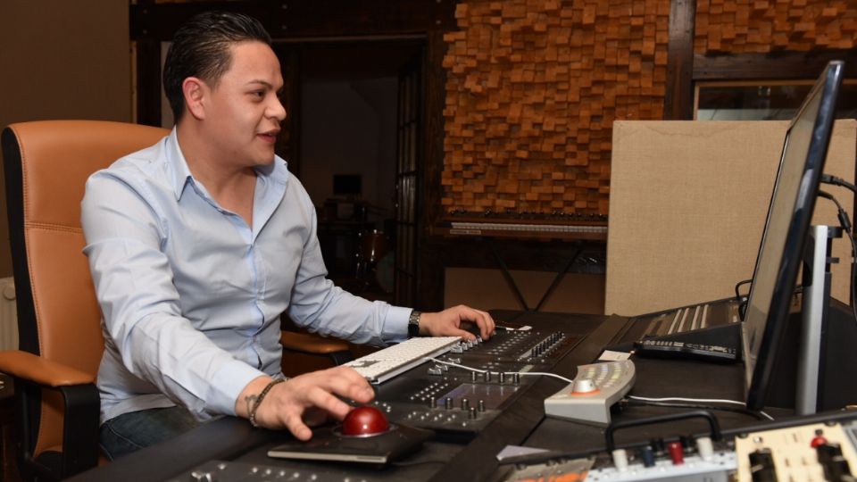 Edwin Navarrete inició en el mundo de la música gracias a su padre