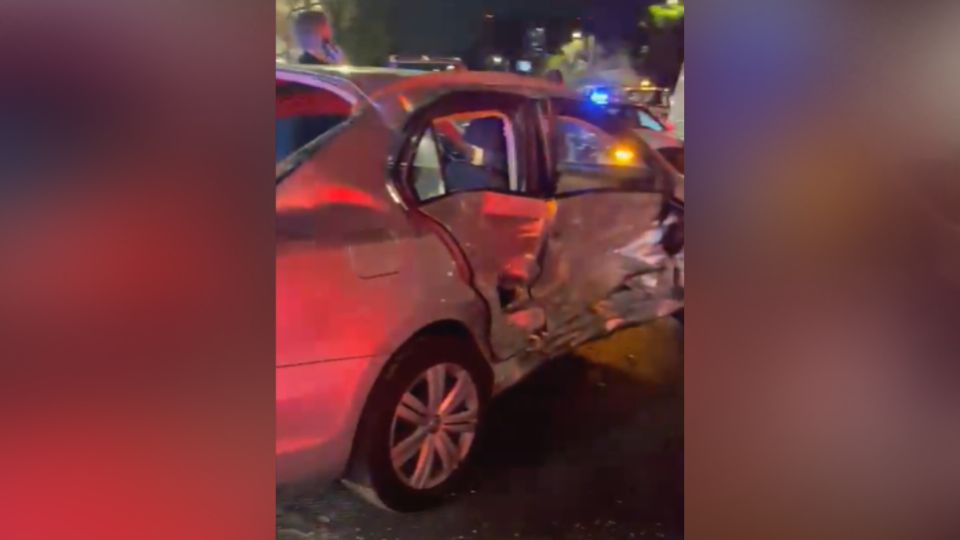 Dos autos se vieron involucrados en una fuerte colisión.